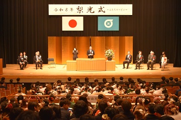 壇上で祝辞を述べる様子