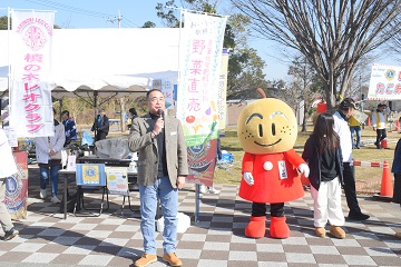 あいさつをする様子