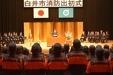 壇上で祝辞を述べる様子