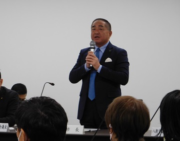 あいさつをする様子