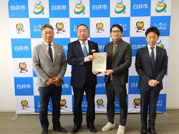 手交式での記念撮影