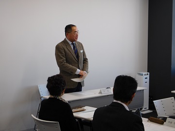 あいさつをする様子