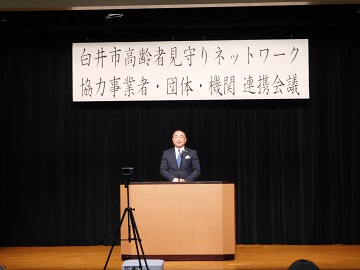 あいさつをする様子