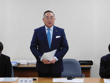 あいさつをする様子