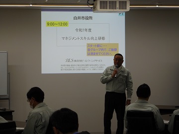 あいさつをする様子