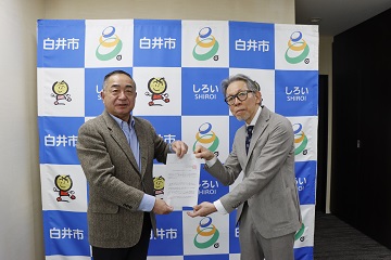 答申書を受け取る様子