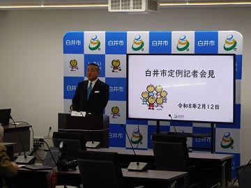 報道内容を説明する様子