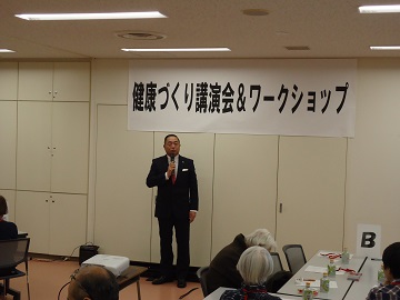 あいさつをする様子