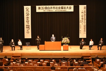 祝辞を述べる様子