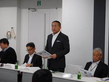 あいさつをする様子