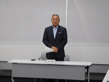 あいさつをする様子