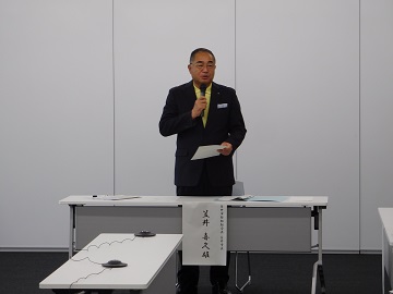 あいさつをする様子