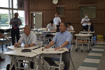 生徒の成果発表を聞く様子