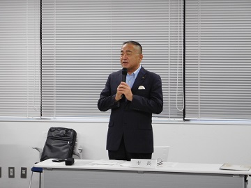 あいさつをする様子