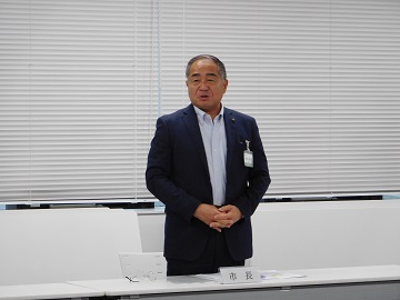 あいさつをする様子