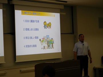 スライドを用いて講話をする様子