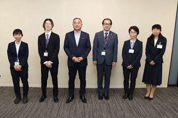 まちづくり支援職員との記念撮影