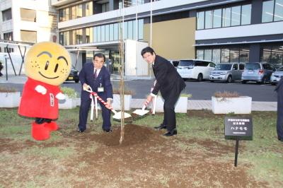 なし坊と両市長による記念植樹