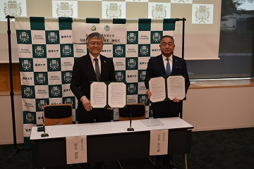協定締結式での記念撮影