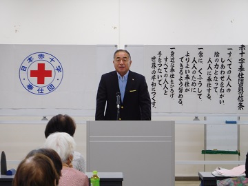 あいさつをする様子