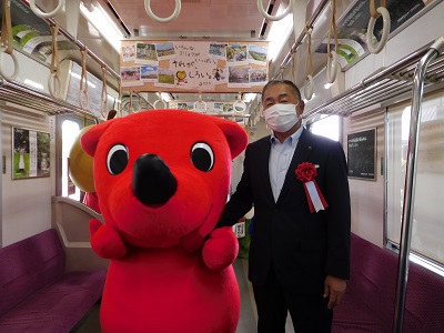 車内にてチーバくんとの記念撮影