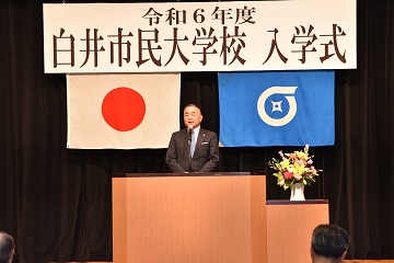 あいさつをする様子