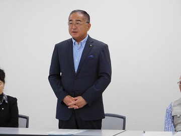 あいさつをする様子