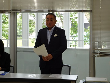 あいさつをする様子
