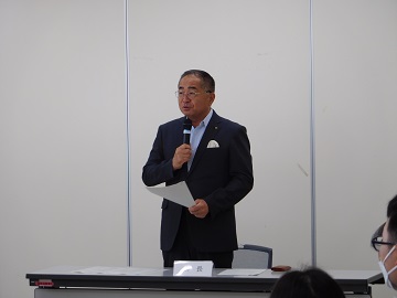 あいさつをする様子