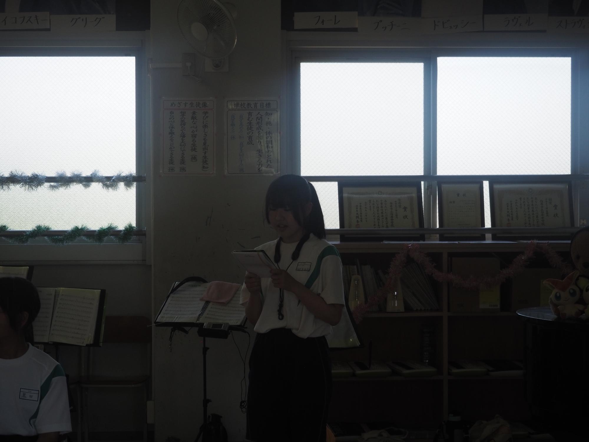 式を進行する2年生
