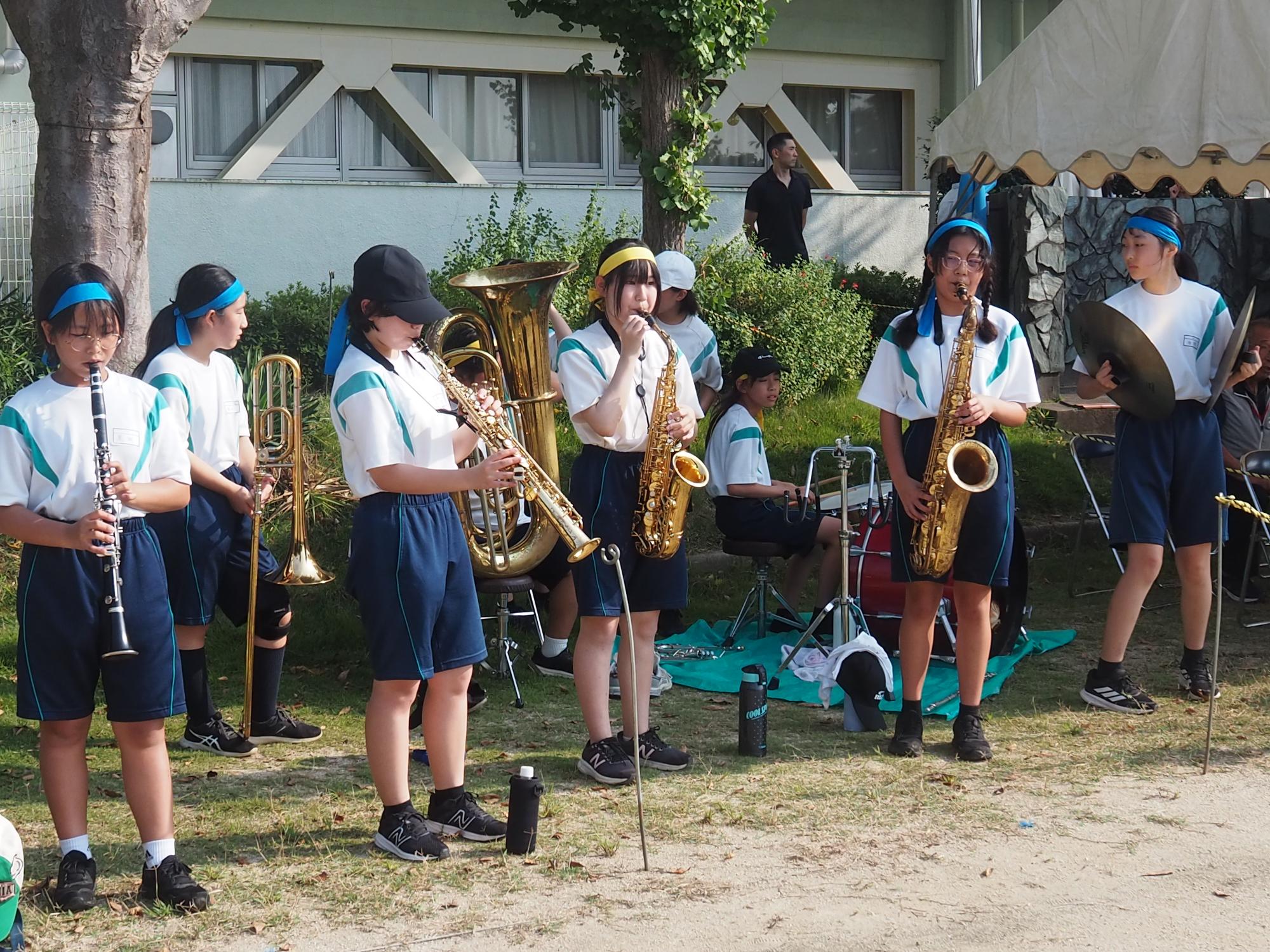 演奏している姿